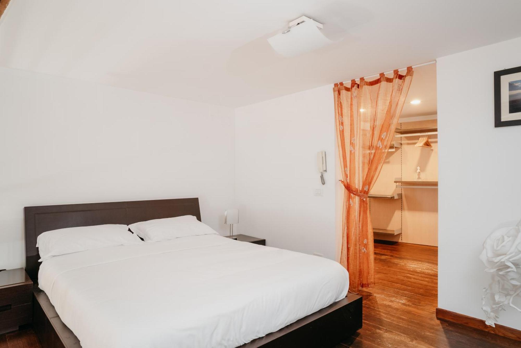 La Casa Dell' Avvocato - Centro Apartment Naples Luaran gambar
